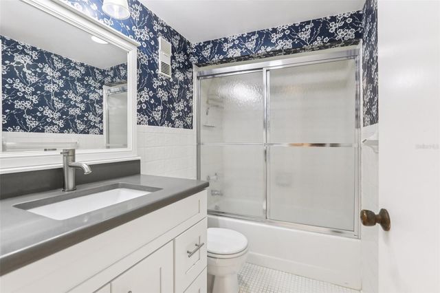 1 KEY CAPRI 302E, Treasure Island, FL 33706