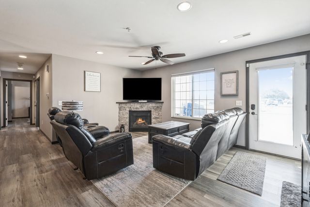 420 E Franklin Street 101, Eldridge, IA 52748