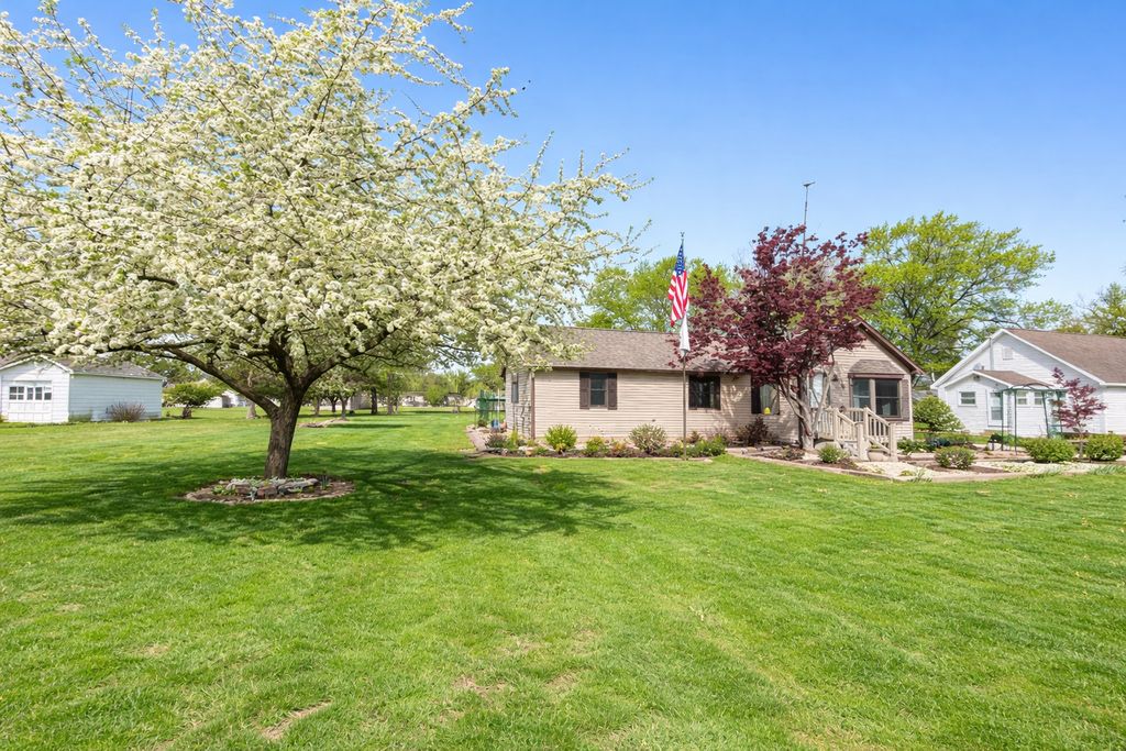 Image 2 of property listing at 405 Wortby Street, Odin, IL 62870