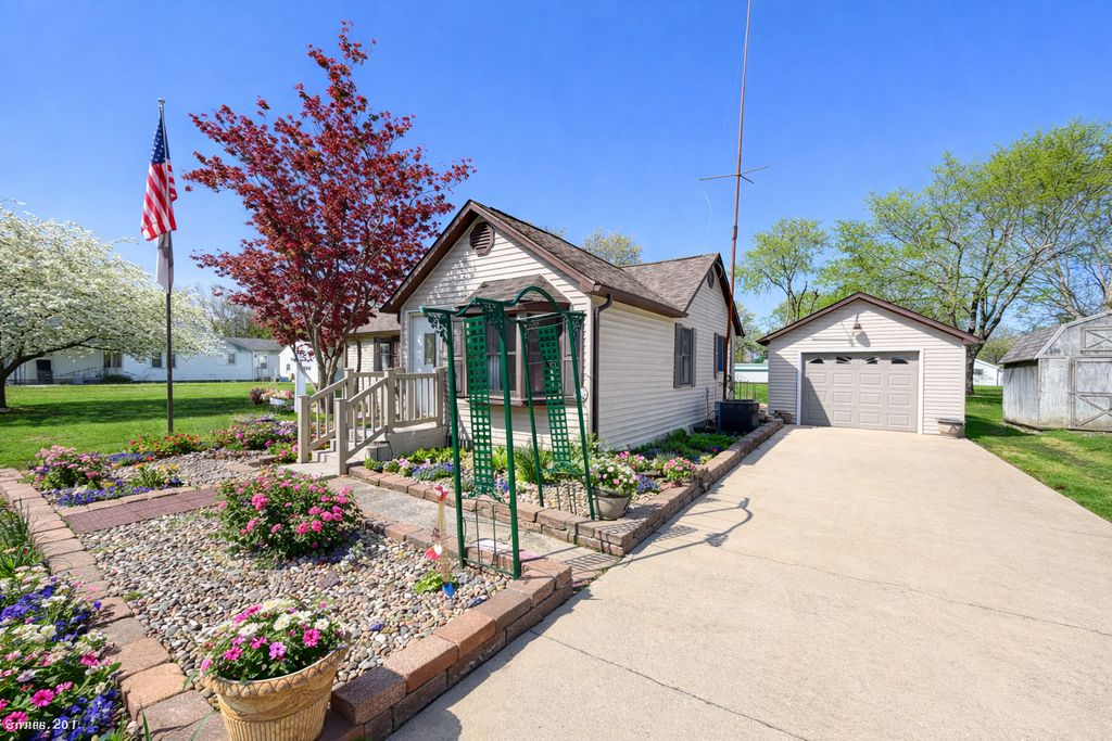 Image 3 of property listing at 405 Wortby Street, Odin, IL 62870