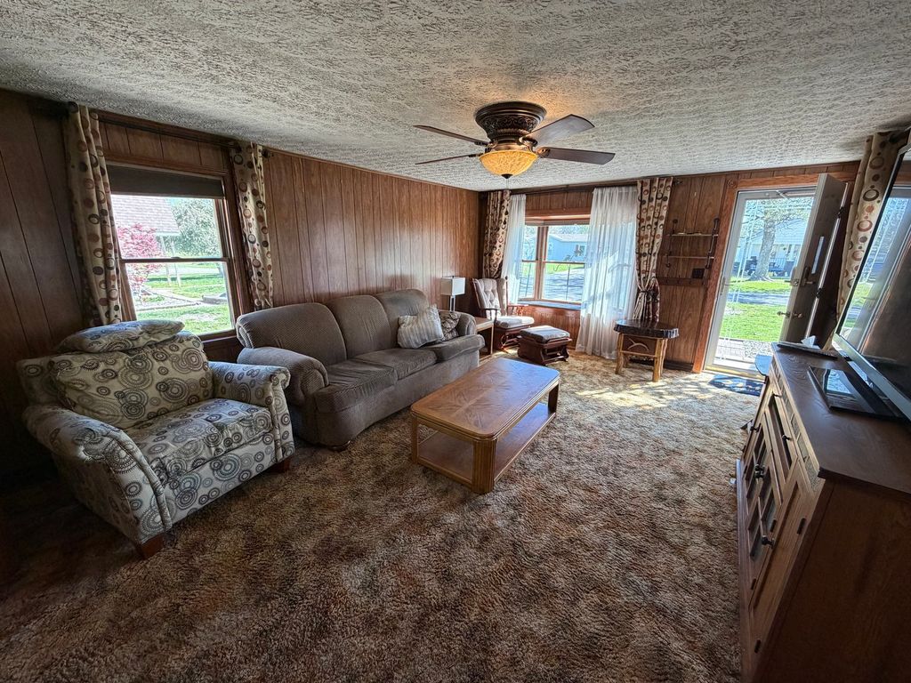 Image 6 of property listing at 405 Wortby Street, Odin, IL 62870