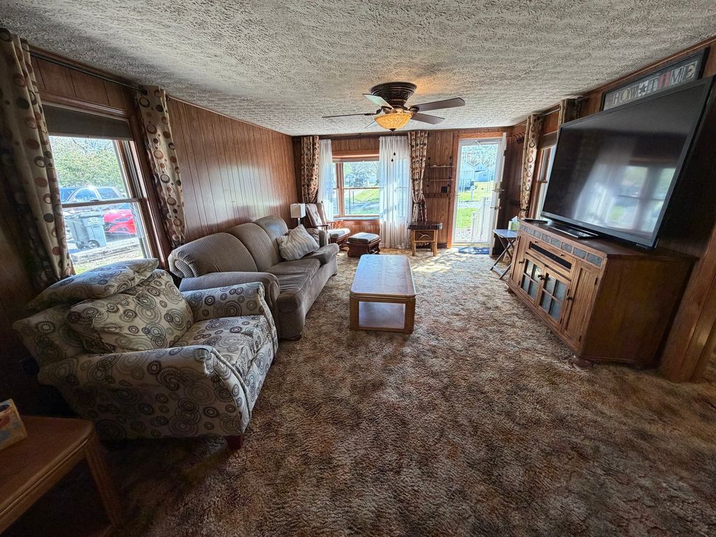 Image 7 of property listing at 405 Wortby Street, Odin, IL 62870