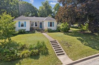 25 Mosedale Street, St. Charles, IL 60174