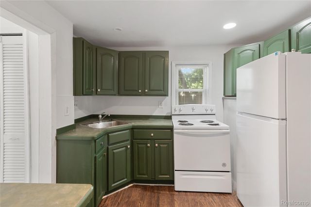 2814 Crooks Road, Royal Oak, MI 48073