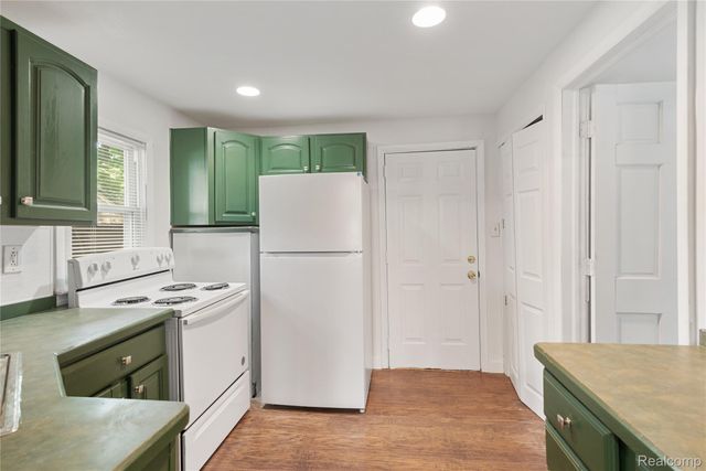 2814 Crooks Road, Royal Oak, MI 48073