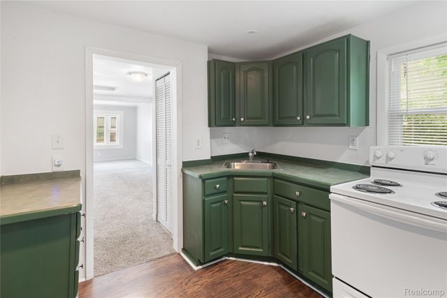 2814 Crooks Road, Royal Oak, MI 48073