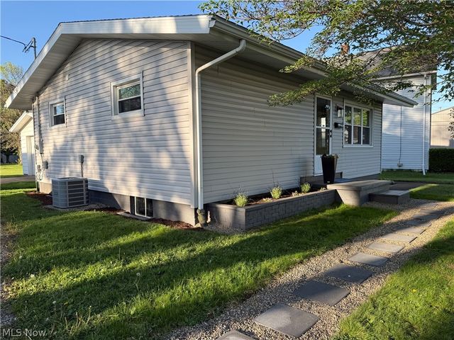 1127 Schell Avenue NW, New Philadelphia, OH 44663