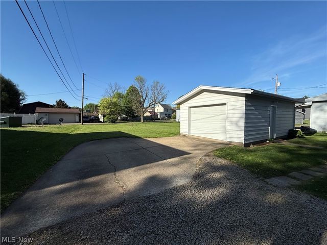 1127 Schell Avenue NW, New Philadelphia, OH 44663