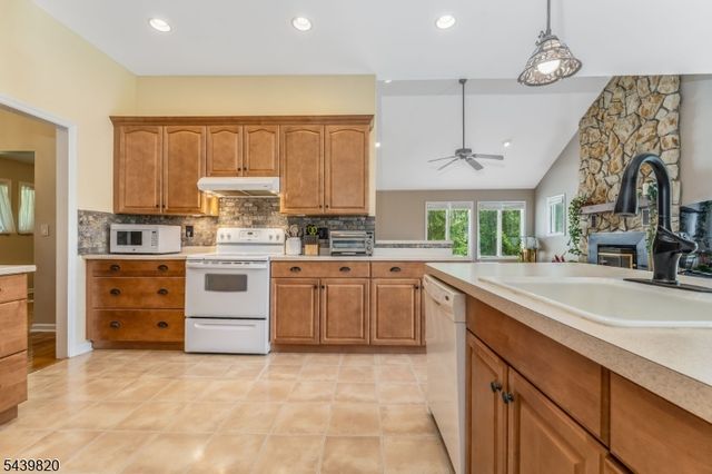 7 Sunshine Dr, Alexandria Twp., NJ 08867
