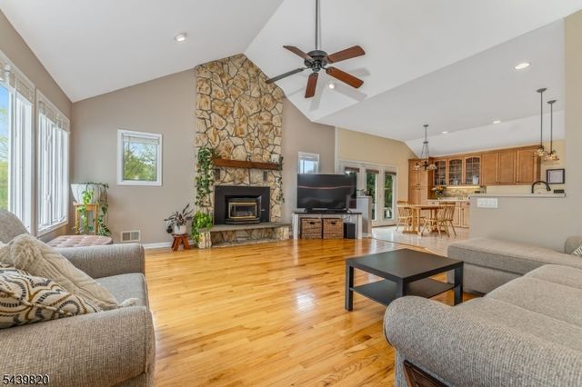 7 Sunshine Dr, Alexandria Twp., NJ 08867