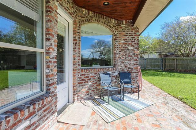 936 Chartres Drive, Lake Charles, LA 70605