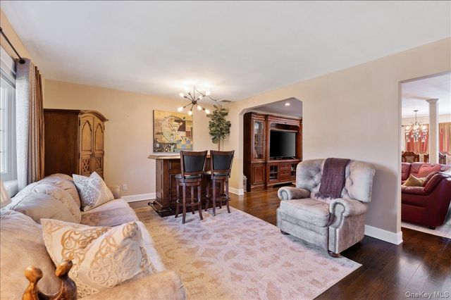 157 Manor Street, Plainview, NY 11803