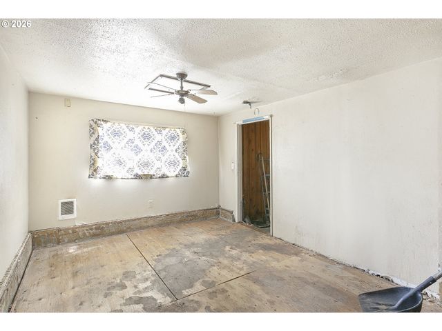 915 Ne 4TH St, Gresham, OR 97030