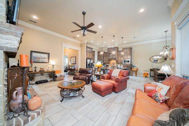 135 Circle Dr, Longview, TX 75602