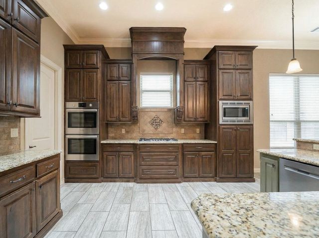 135 Circle Dr, Longview, TX 75602