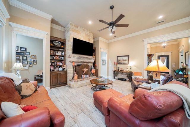 135 Circle Dr, Longview, TX 75602