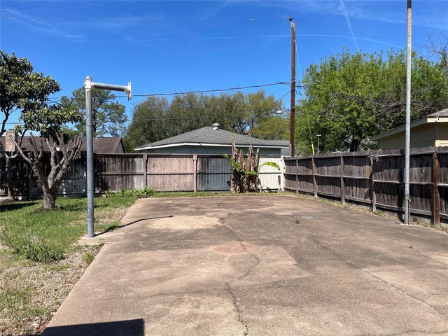 8830 Sharpcrest Street, Houston, TX 77036