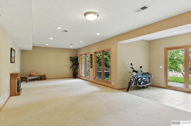 18710 Lillian Street, Omaha, NE 68136