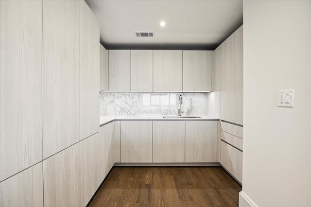 1701 Hermann Drive Drive 27CE, Houston, TX 77004