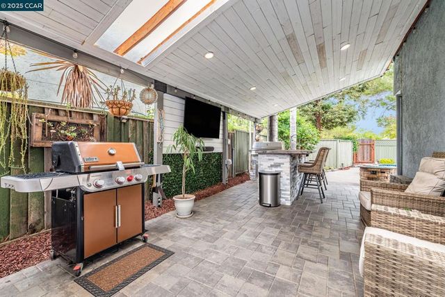 2207 Bridgeport Way, Martinez, CA 94553