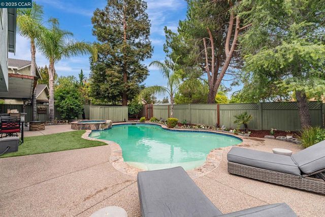 2207 Bridgeport Way, Martinez, CA 94553