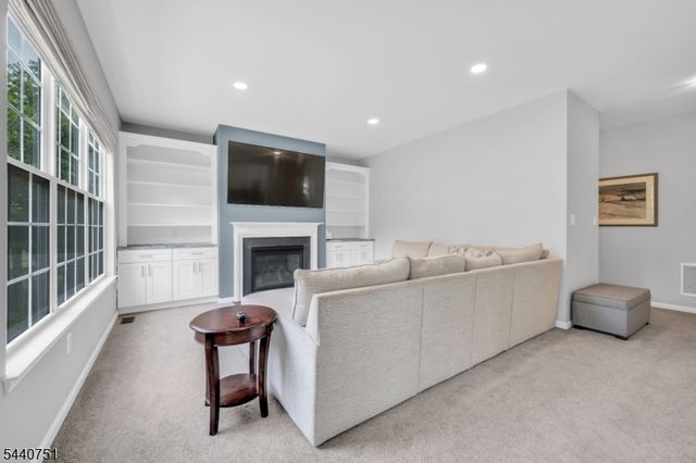 11 Pony Ln, Raritan Twp., NJ 08822