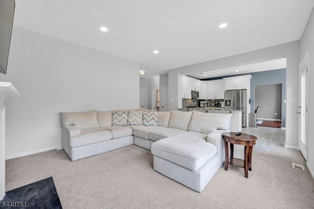 11 Pony Ln, Raritan Twp., NJ 08822