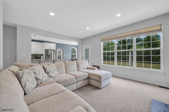 11 Pony Ln, Raritan Twp., NJ 08822