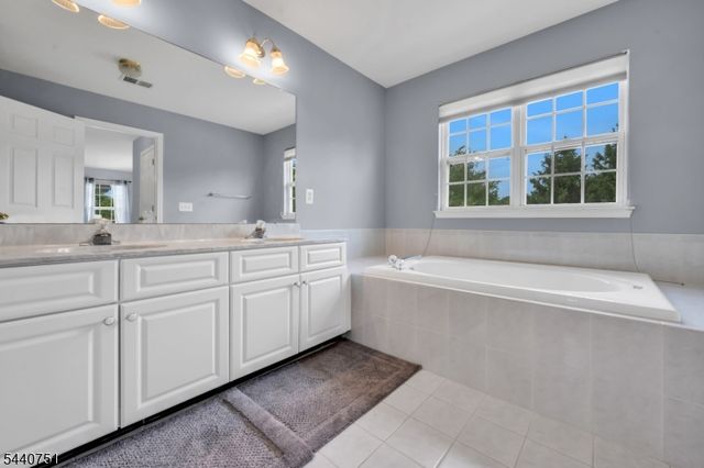 11 Pony Ln, Raritan Twp., NJ 08822
