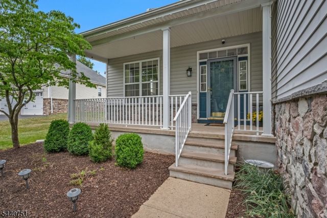 11 Pony Ln, Raritan Twp., NJ 08822
