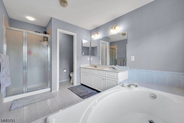 11 Pony Ln, Raritan Twp., NJ 08822