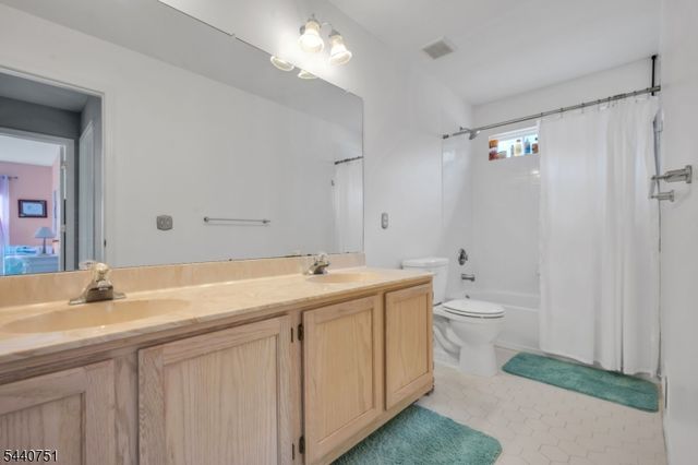 11 Pony Ln, Raritan Twp., NJ 08822