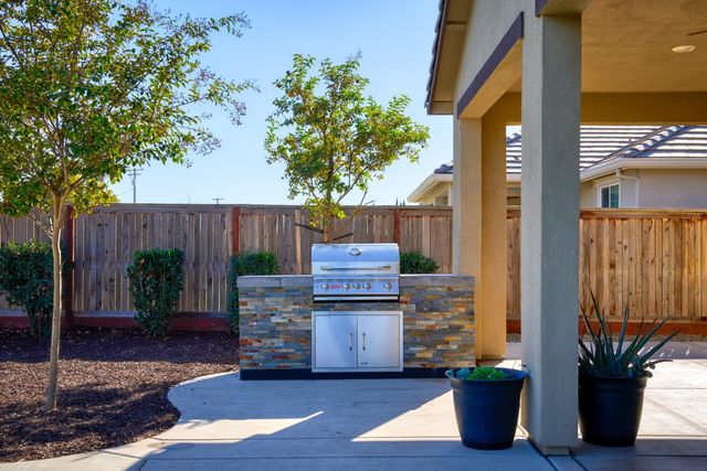 1622 Legacy Way, Hughson, CA 95326