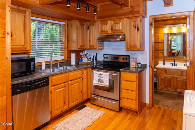 3653 Country Pines Way, Sevierville, TN 37876
