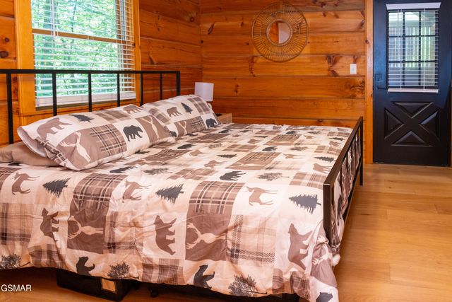 3653 Country Pines Way, Sevierville, TN 37876