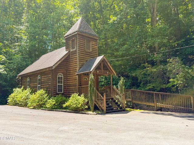 3653 Country Pines Way, Sevierville, TN 37876