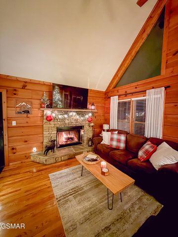 3653 Country Pines Way, Sevierville, TN 37876