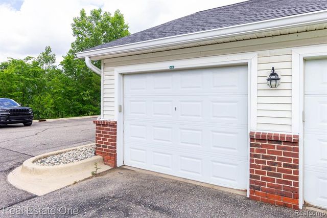 934 W Summerfield Glen Circle, Ann Arbor, MI 48103