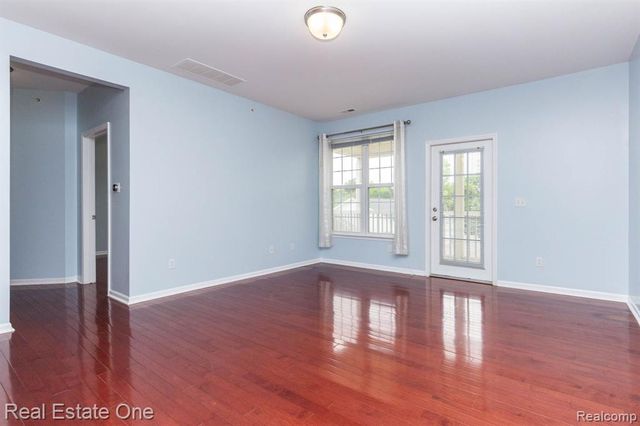 934 W Summerfield Glen Circle, Ann Arbor, MI 48103