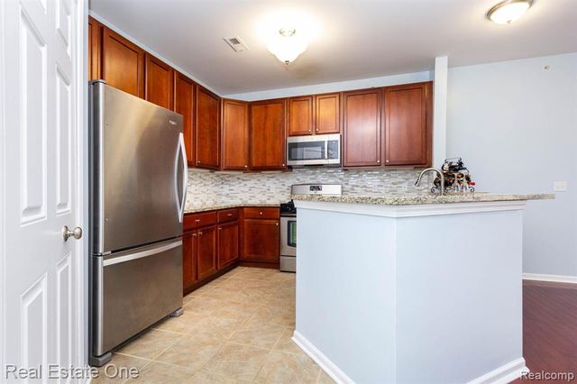 934 W Summerfield Glen Circle, Ann Arbor, MI 48103