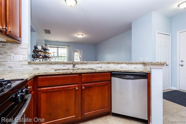 934 W Summerfield Glen Circle, Ann Arbor, MI 48103