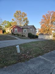 202 Crestmont Dr, Hendersonville, TN 37075