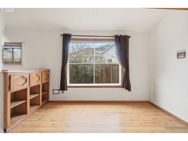 7453 N STOCKTON Ave, Portland, OR 97203