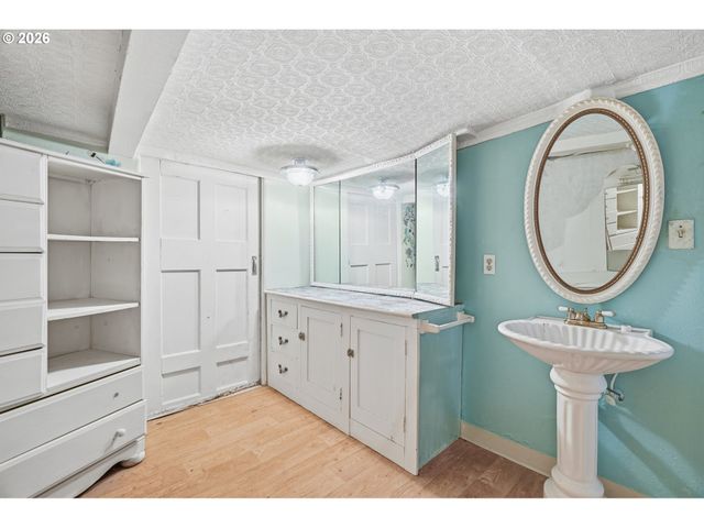 7453 N STOCKTON Ave, Portland, OR 97203