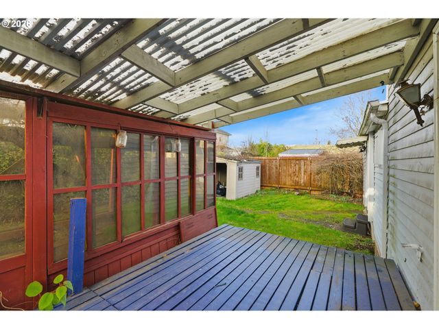 7453 N STOCKTON Ave, Portland, OR 97203