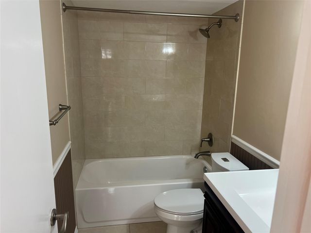 9725 NW 5th Ter, Miami, FL 33172
