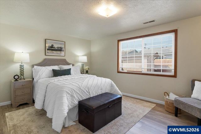 1035 Sparrow Dr NE, Salem, OR 97301