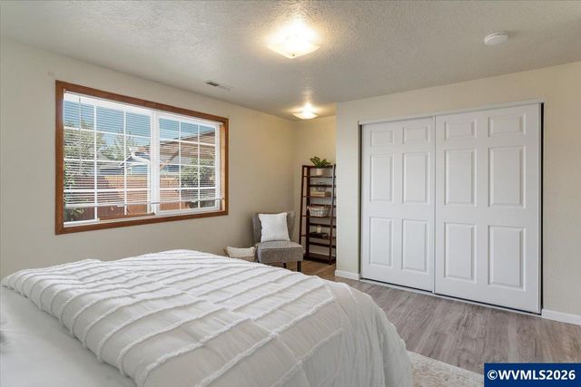 1035 Sparrow Dr NE, Salem, OR 97301