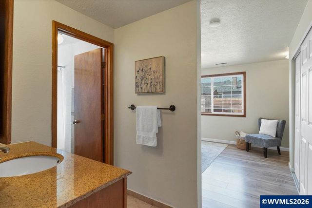 1035 Sparrow Dr NE, Salem, OR 97301