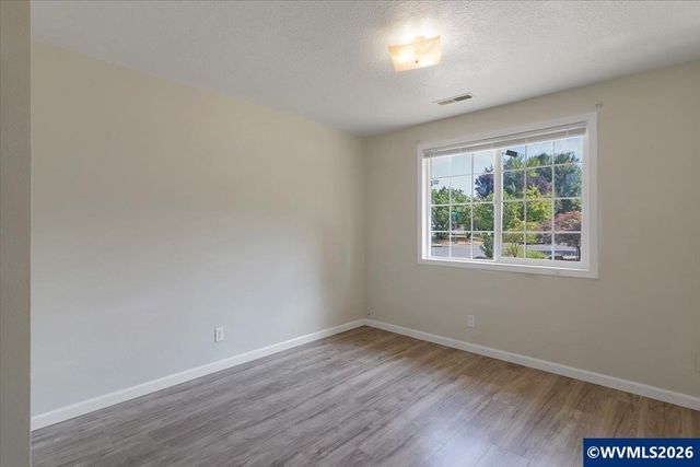 1035 Sparrow Dr NE, Salem, OR 97301